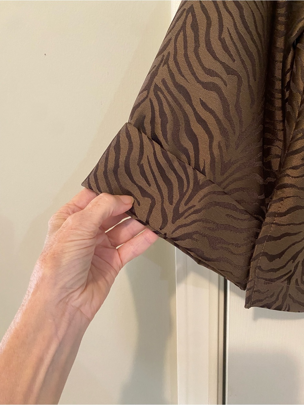 Connie Roberson Brown Black Tiger Stripe 100% Jacquard Silk Size S Pristine - Picture 2 of 8